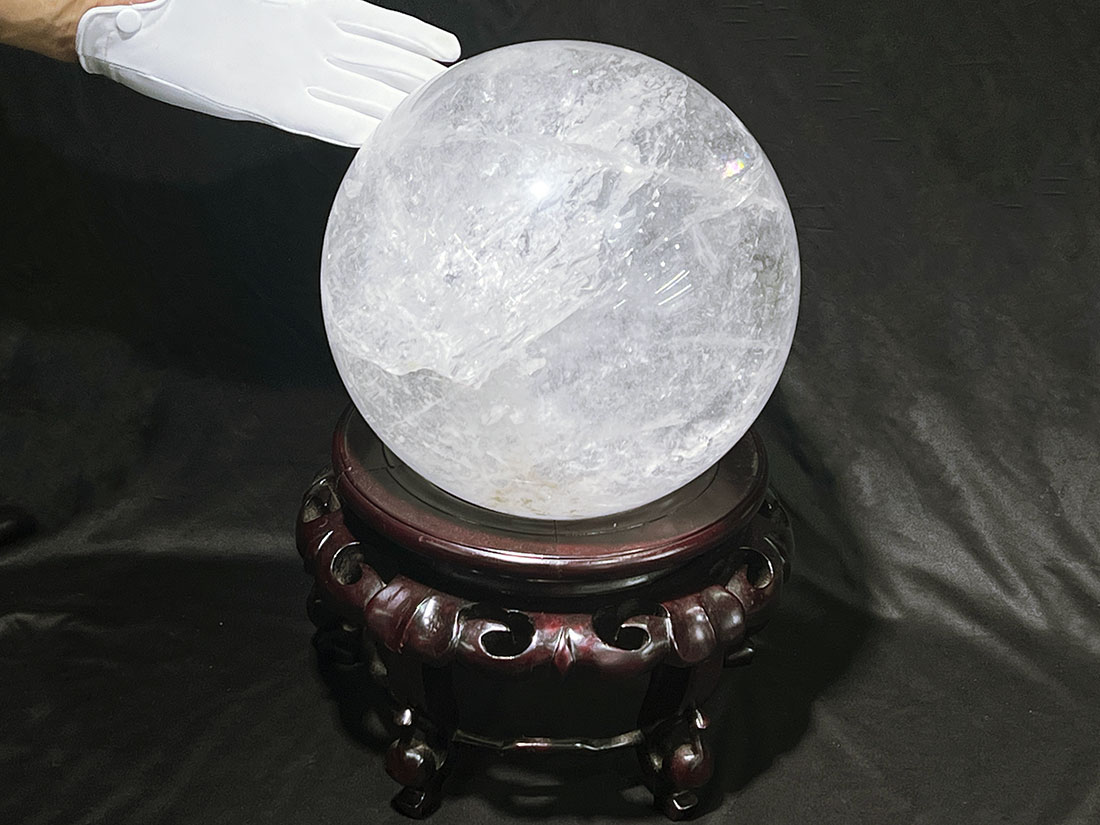【大型】水晶 200mm丸玉 (木製台座付き)