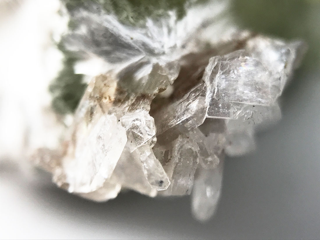 天然石 レア！ ゴシェナイト 結晶 原石 アクリルケース ホワイトアクアマリン